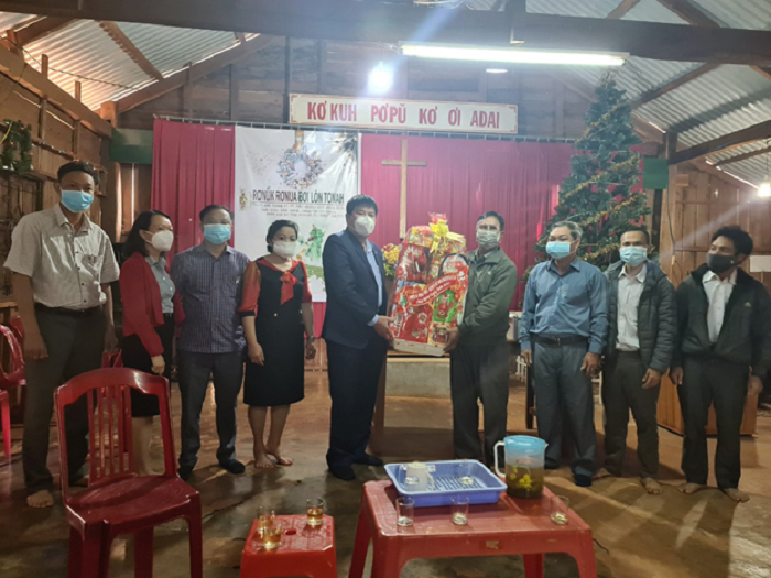 Chu tich UBND huyen Nguyen Van Ha tham, chuc mung Giang sinh cac co so ton giao 3